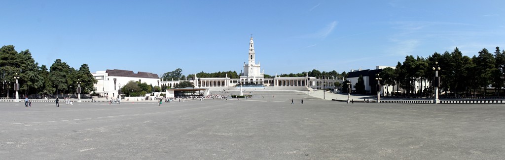 Fatima basilica, chapel of the apparitions and plaza. Photo by Ingo Mehling